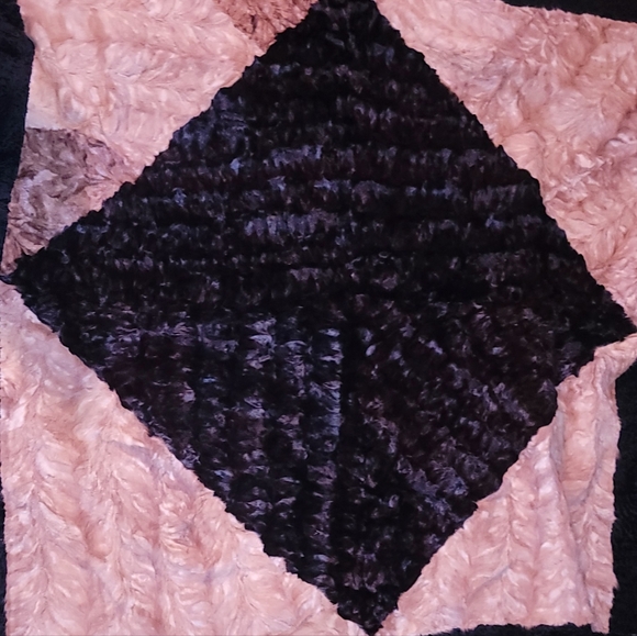 VINTAGE BEAUTIFUL ALPAC 75X75" DIAMOND PATTERN RUG IN EXCELLENT CONDITION - Picture 3 of 16